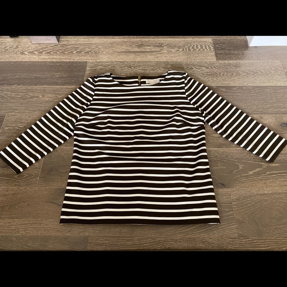 ⭐️ NWT Micheal Kors shirt⭐️